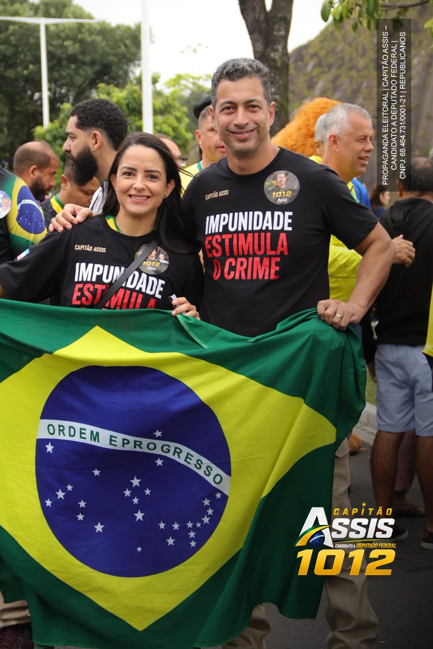 Capitão Assis segura a bandeira do Brasil ao lado de apoiadores no ato de 7 de Setembro