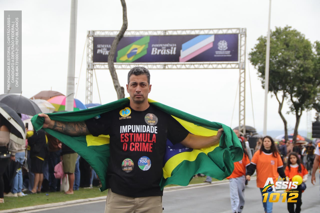 Capitão Assis com a bandeira do Brasil durante o ato de 7 de Setembro de 2026, em Vitória, no Espírito Santo
