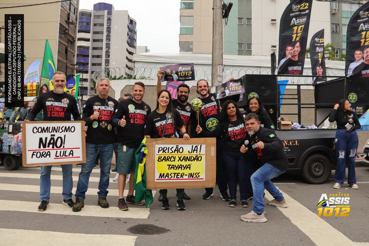 Grupo de manifestantes com faixas e bandeiras acompanha Capitão Assis no ato de 7 de Setembro em Vitória