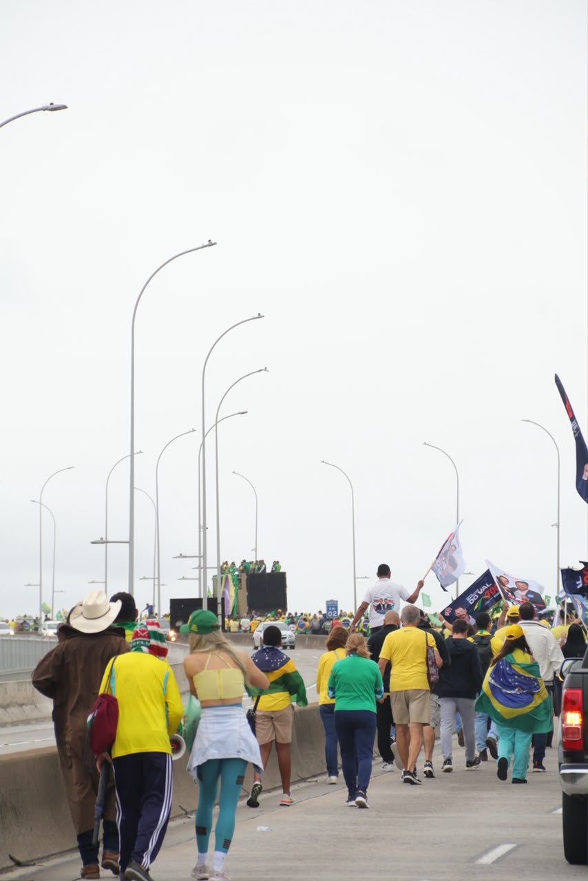 Manifestantes caminham em direção a Vitória durante o ato de 7 de Setembro de 2026